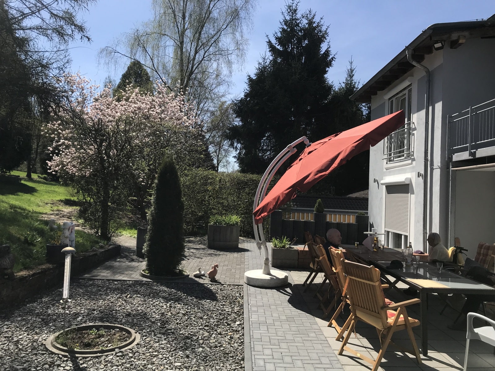 Blick auf die Terrasse unserer Demenz WG Haus Bierenbachtal Nümbrecht
